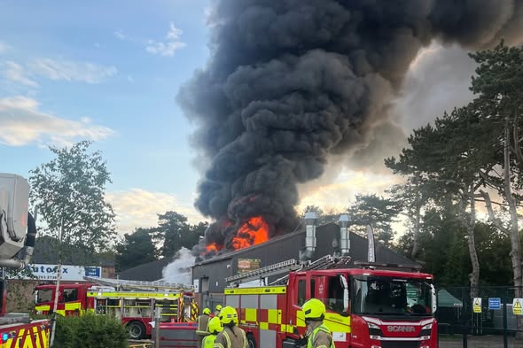 “Large Fire Erupts in New Albany: Multiple Emergency Crews Respond to Active Scene”